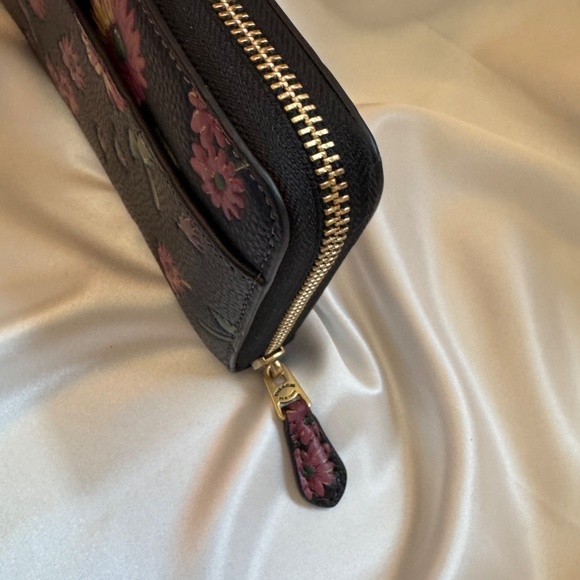 COACH Black pebbled leather Zip Wallet With Floral Print Black/Multi - Picture 4 of 9